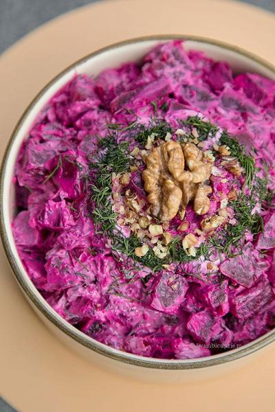 Sfeclă cu maioneză și nuci cu Pâine prăjită